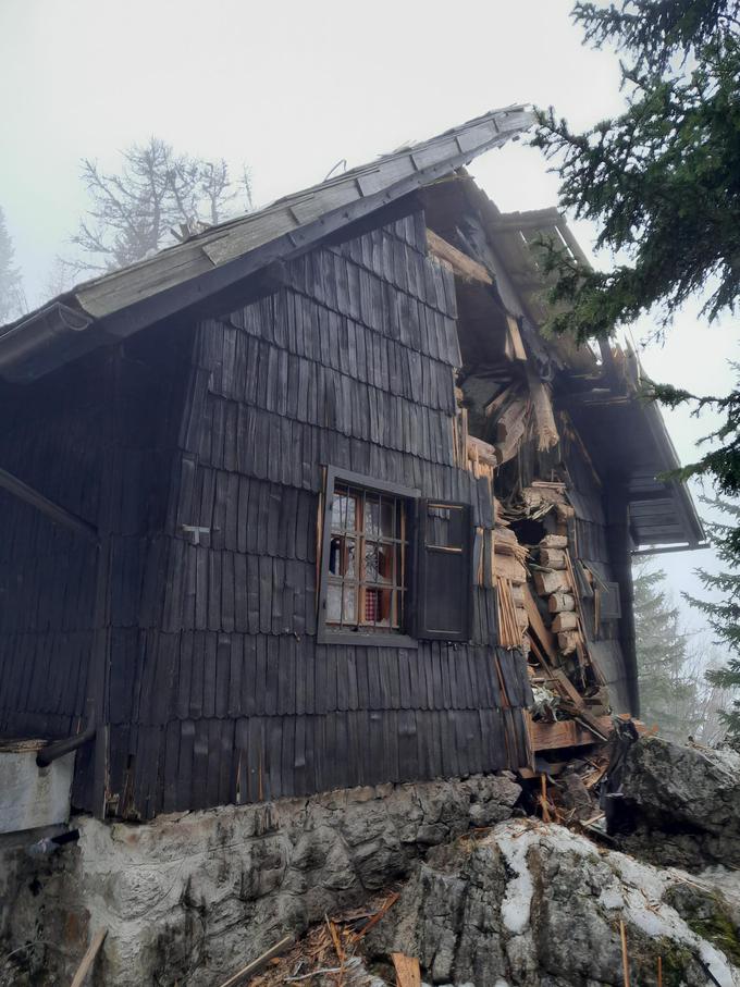 poškodovana koča, strmoglavljeno letalo | Foto: PGD Kamniška Bistrica