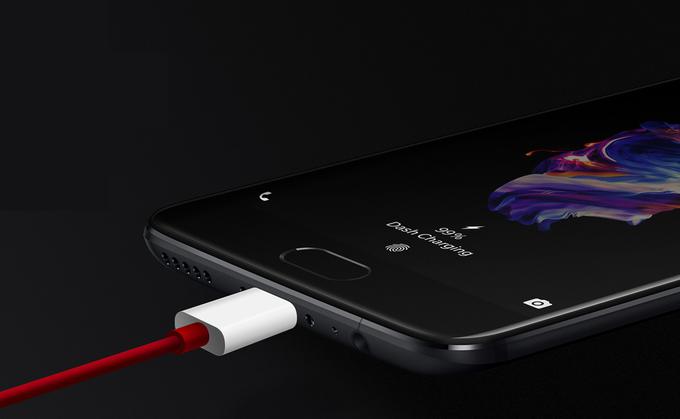 OnePlus trdi, da se baterija pametnega telefona OnePlus 5 polni hitreje od kateregakoli drugega pametnega telefona na trgu - v samo 30 minutah se s pomočjo tehnologije Dash Charge napolni dovolj za celodnevno uporabo. | Foto: 