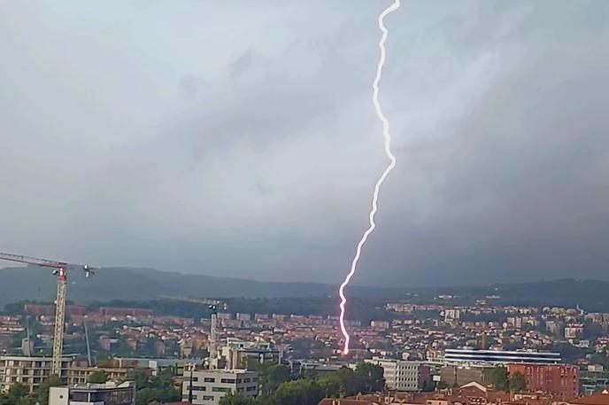Strela v Kopru | Poletne nevihte so lahko kratke, a zelo intenzivne, zato je preventiva – predvsem pravočasen izklop naprav – najenostavnejša in najcenejša zaščita pred posledicami udara strele. | Foto FB/Alja Marčić/ TopFoto Neurje