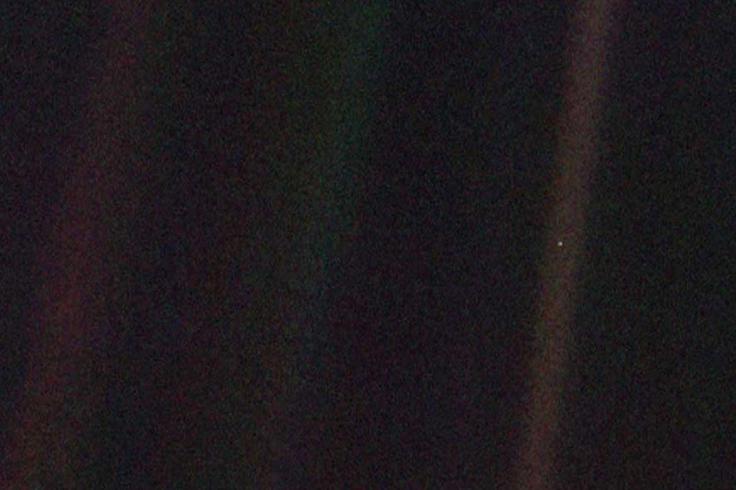 14. februarja 1990 jo je med zapuščanjem Osončja "škljocnilo" raziskovalno vesoljsko plovilo Voyager 1. Zemlja je na fotografiji vidna kot svetla pika v sončnem žarku, tako majcena, da ne zavzema niti ene slikovne pike oziroma piksla. Fotografija se imenuje Bleda modra pika, največ zaslug za njen nastanek pa gre astronomu Carlu Saganu, ki je Naso prepričal, naj kamero na Voyagerju 1 vendarle še enkrat obrne proti našemu planetu. | Foto: 