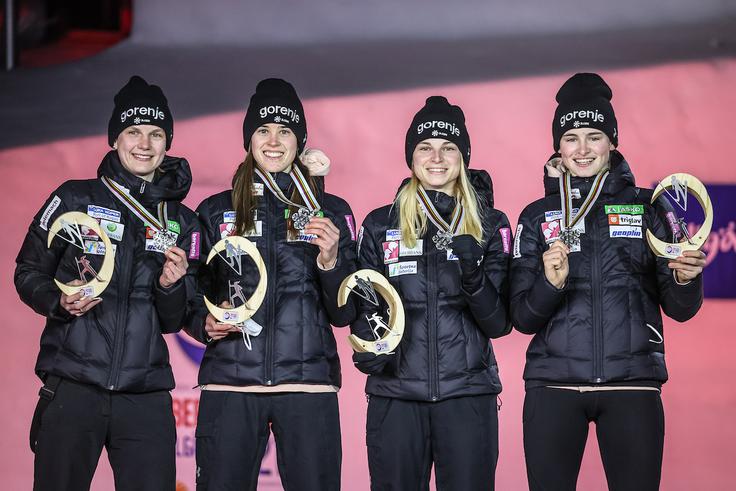 Slovenke so v Oberstdorfu osvojile drugo mesto na ekipni tekmi, za dobro točko so jih ugnale Avstrijke.  | Foto: Sportida