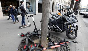 V Parizu prepoved parkiranja električnih skirojev na pločnikih