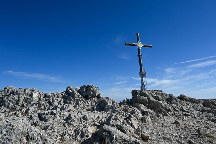 Na vrhu Košutnikovega turna je avstrijski križ, ki označuje 2.136 metrov visoko mejno goro. | Foto: Matej Podgoršek