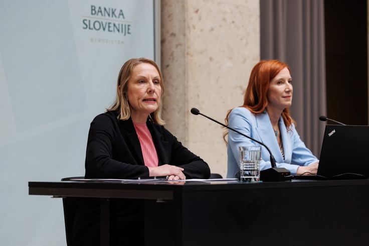 "Pričakujemo, da bo inflacija letos v Sloveniji znašala 2,5 odstotka, k čemur bodo prispevale okrepljena rast cen hrane, prehajanje rasti stroškov dela v končne cene ter administrativni ukrepi pri cenah energentov," je navedla viceguvernerka Banke Slovenije Tina Žumer. Za drugo četrtletje podatki nakazujejo rahlo izboljšanje gospodarske klime, predvsem ob manjšem pesimizmu potrošnikov. To podpira tudi trenutno razmeroma ugodno oceno četrtletne rasti bruto domačega proizvoda (BDP), pa je povedala direktorica analitsko-raziskovalnega centra Banke Slovenije Arjana Brezigar Masten (desno). | Foto: STA