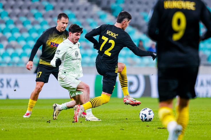 Kot prvi je mrežo Mure zatresel Dejan Vokić. | Foto: Aleš Fevžer