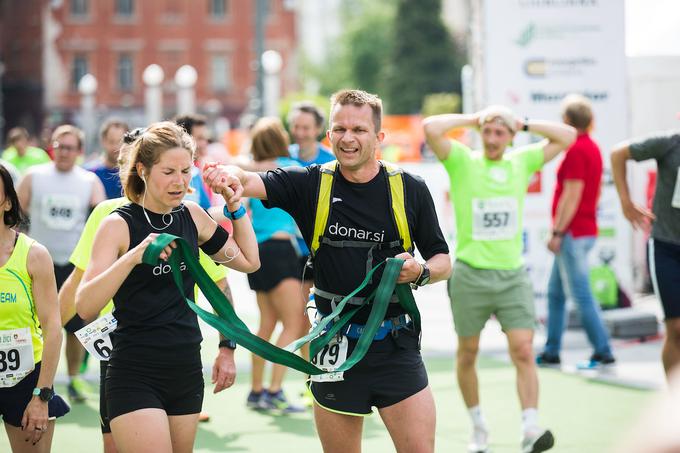 Bistvo teka trojk je sodelovanje in skrb za najšibkejši člen v trojki. Nekateri tekači so si pri tem pomagali kar s trakovi ali elastikami. | Foto: Peter Podobnik/Sportida