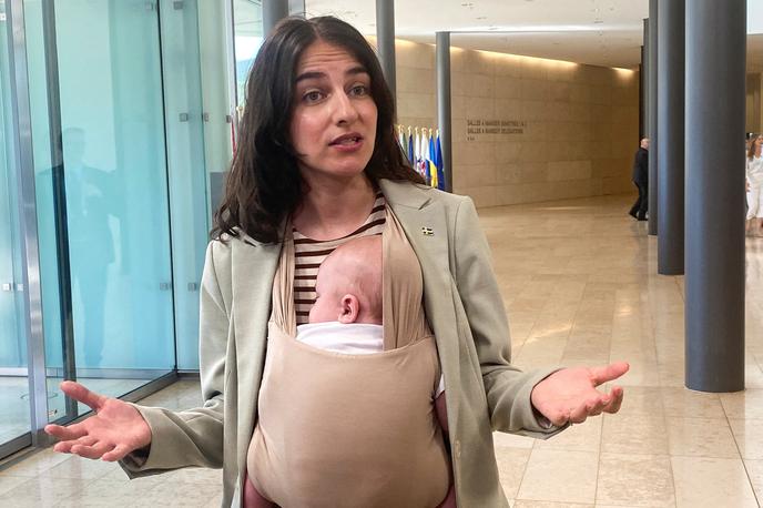 Romina Pourmokhtari | Po navedbah uradnika EU naj bi šlo za prvi primer, ko je bil na zasedanju ministrov EU prisoten dojenček.  | Foto Reuters