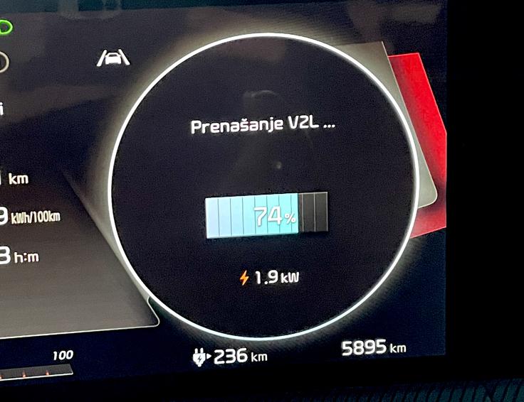 Tehnologija V2L je z uporabo baterije vozila nudila slaba dva kilovata moči.  | Foto: Gregor Pavšič