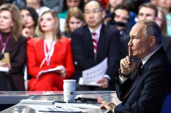 Putin na letni novinarski konferenci: veliko hvaljenja z uspehi in tudi ostre grožnje