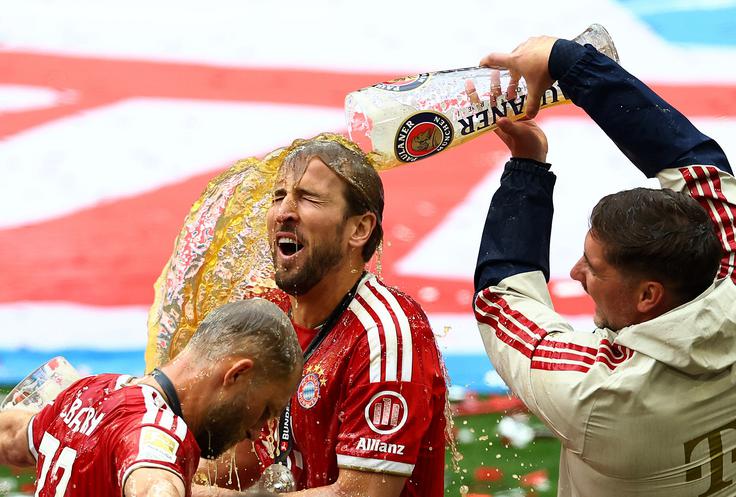 Harry Kane je po koncu imenitne sezone prejel "osvežilno" pivsko prho. | Foto: Reuters