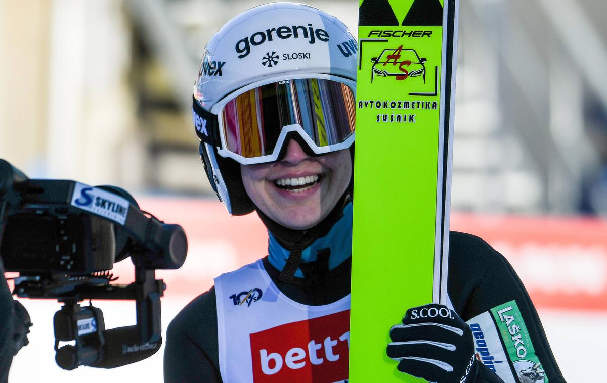 Teja Pavec | Teja Pavec se je razveselila srebrne medalje. | Foto Guliverimage