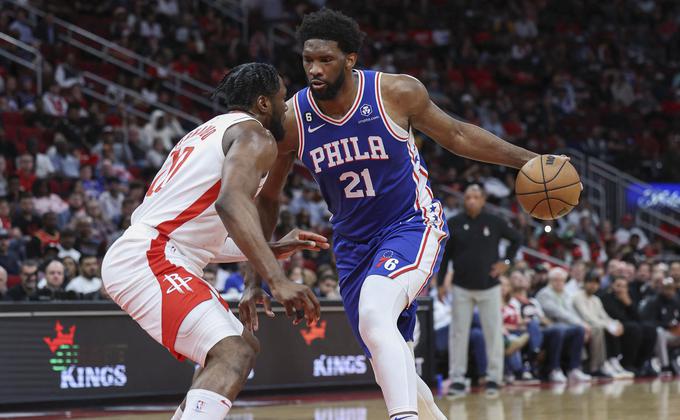 Kamerunski center Joel Embiid, ki nastopa za Philadelphia 76ers, na olimpijskih igrah pa bi rad zastopal barve francoske reprezentance, je decembra v povprečju na tekmo prispeval 35,4 točke, 9,9 skoka in 4,2 asistence. Sixers so na 13 tekmah sladkost zmage občutili devetkrat. | Foto: Reuters