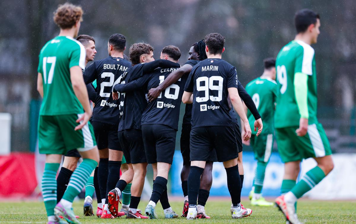 Olimpija - Ilirija | Olimpija, ki je tokrat nastopila v črnem, je brez večjih težav izločila zeleno Ilirijo. | Foto Aleš Fevžer