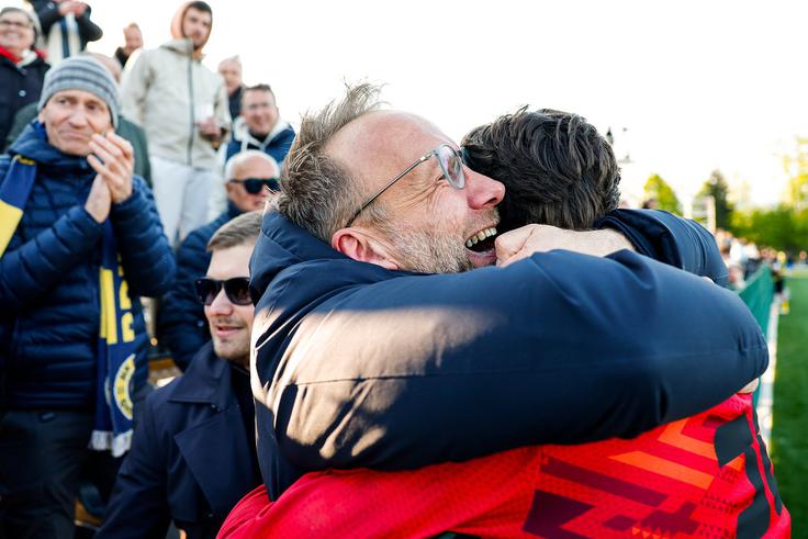 Objem očeta in sina, predsednika in vratarja Brinja. Tako je bilo po polfinalni pokalni zmagi rumeno-modrih proti Radomljanom. | Foto: Aleš Fevžer