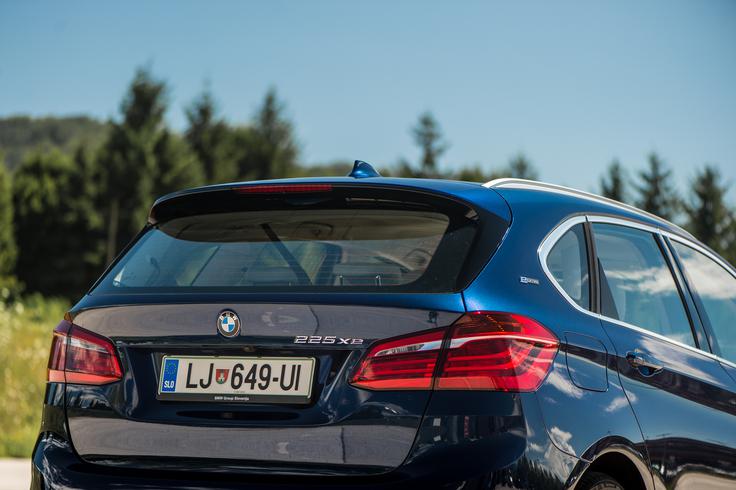 Serija 2 active tourer predstavlja most med dvema svetovoma - družinsko uporabnost in veselje pri vožnji. Skupaj s štirikolesnim pogonom xDrive bo vaš najzvestejši partner na vsakem izletu in vam bo nudil pomoč, ko jo boste najbolj potrebovali. | Foto: Klemen Korenjak