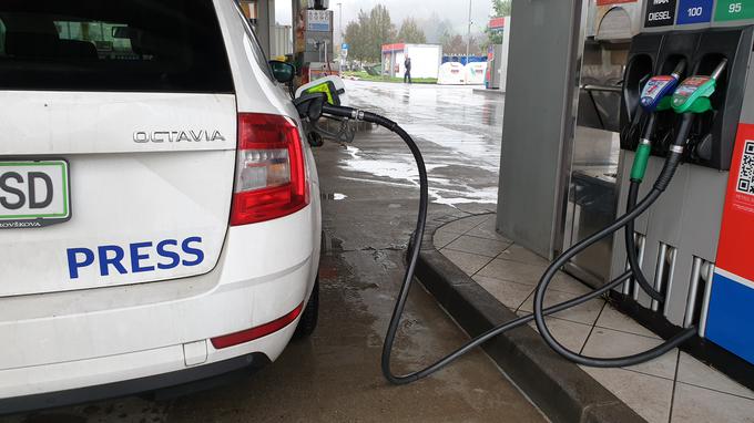 Zaradi strmoglavljenja cen nafte so močno padle tudi cene pogonskih goriv.  | Foto: Metka Prezelj