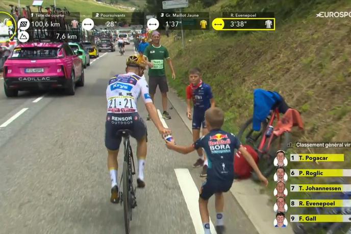 remco | Tik preden je Remco Evenepoel odstopil je z bidonom osrečil mladega navijača v dresu Red Bull BORA-hansgrohe.