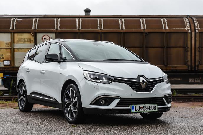 Renault grand scenic in ford s-max | Renault scenic je z novo generacijo dobil obliko, ki je že bližje križancem kot klasičnim enoprostorcem. Kljub temu je očitno prihodnost za ta nekoč odlično prodajani model zelo negotova. | Foto Gašper Pirman