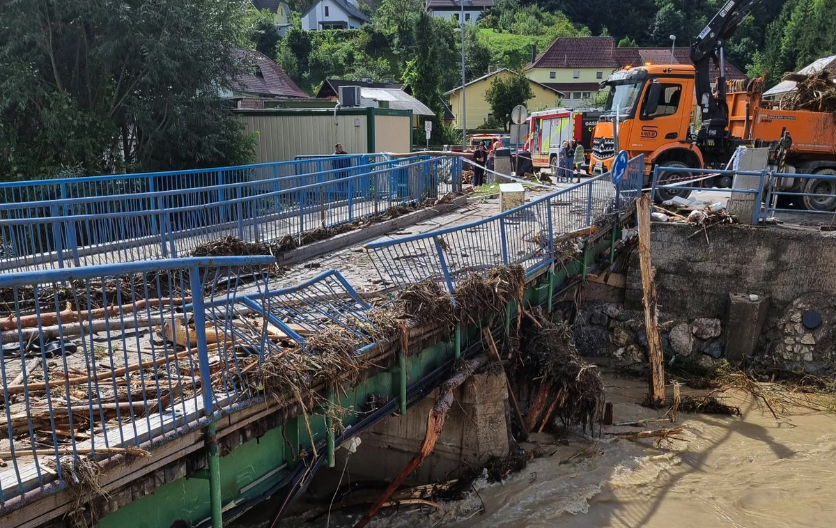 Prevalje | V Prevaljah so bili ob močno poškodovanem mostu uničeni tudi telekomunikacijski kabli, ki so potekali prek njega. | Foto Telekom Slovenije