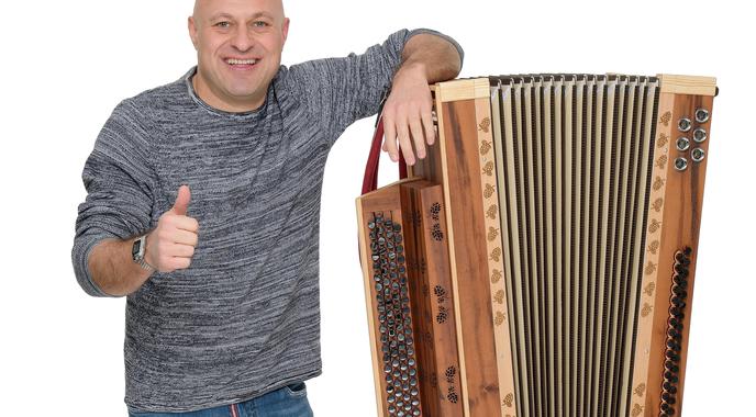 Slovenec igra na največjo frajtonarico na svetu, visoka je več kot 1,5 metra #foto