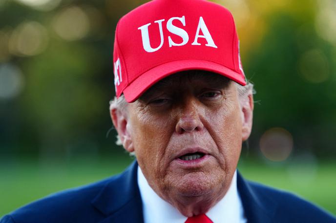 Donald Trump | Prebivalci mest protestirajo, predsednik Donald Trump pa pošilja vojake na ulice za zaščito agentov Ice. Mesta in zvezne države se upirajo s tožbami, pri čemer so uvodoma večinoma uspešni, vendar pa se prizivna sodišča ali vrhovno na koncu postavijo na stran Trumpove vlade. | Foto Reuters