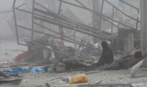 V dveh bombnih napadih ubitih sto ljudi, tristo je ranjenih