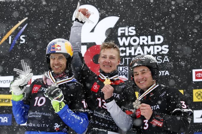 Dimitrij Loginov se veseli novega naslova svetovnega prvaka. | Foto: Getty Images