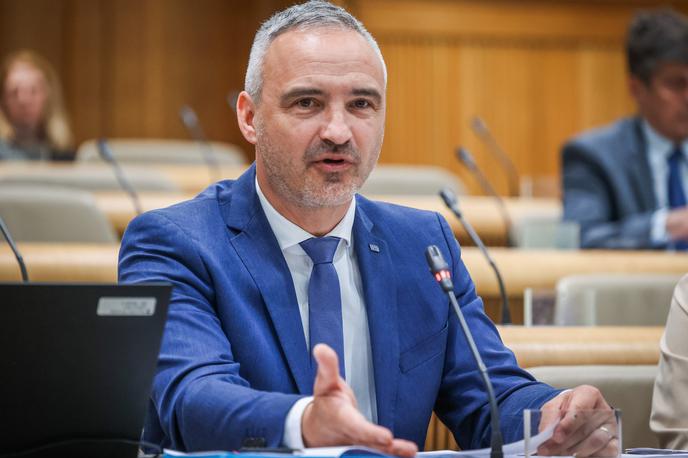 Janez Cigler Kralj | Cigler Kralj je v svoji predstavitvi napovedal debirokratizacijo in digitalizacijo kmetijskega sektorja. V luči tega si bo, kot je dejal, prizadeval za vzpostavitev enotnega digitalnega portala, kjer bodo lahko kmetje na enem mestu urejali vloge, dovoljenja in druge administrativne postopke. "Moja želja je, da se kmetje posvetijo predvsem svoji primarni vlogi, torej delu na kmetiji, ne pa birokraciji, izpolnjevanju vlog, obrazcev in tako naprej," je bil jasen Cigler Kralj. | Foto Daniel Novakovič/STA
