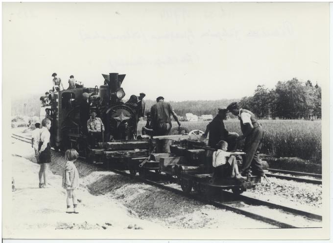 Pionirska proga v Ljubljani je bila dolga 3,8 kilometra in je na nekdanjem mestnem obrobju med Podutikom in Vičem delovala med letoma 1948 in 1954. (Na fotografiji: prevoz pragov z delovnim vlakom na pionirski progi, 1948. Darilo S. Kumarja, Ljubljana, nahaja se v upravi ŽM v sobi dokumentacije - škatla št. 4, DIGI.) | Foto: V. Simoničič, hrani ŽM