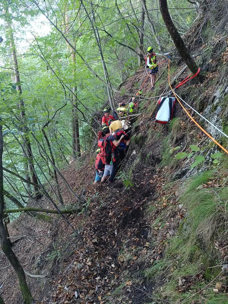 Reševalci so locirali ponesrečenca na zelo zahtevnem in strmem pobočju. | Foto: Gorska reševalna služba Radovljica/Facebook