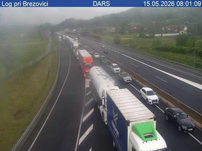 Zaradi nesreče zaprta avtocesta, v prometu številni zastoji