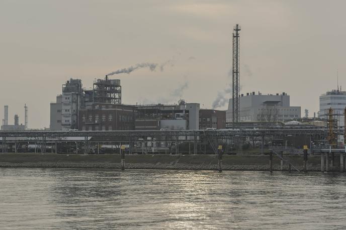 Industrija | Nekateri svarijo, da Evropi zaradi visokih cen energentov grozi deindustrializacija. Na fotografiji: tovarna nemškega kemičnega podjetja BASF v Ludwigshafnu. | Foto Guliverimage