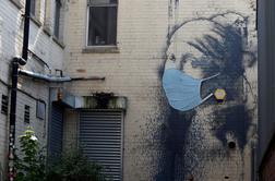 Tudi Banksyjevo Dekle s preluknjanim ušesom nosi zaščitno masko