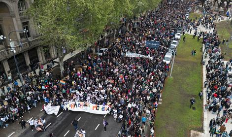 V Argentini množični protesti po okrutnem mučenju in umoru treh deklet