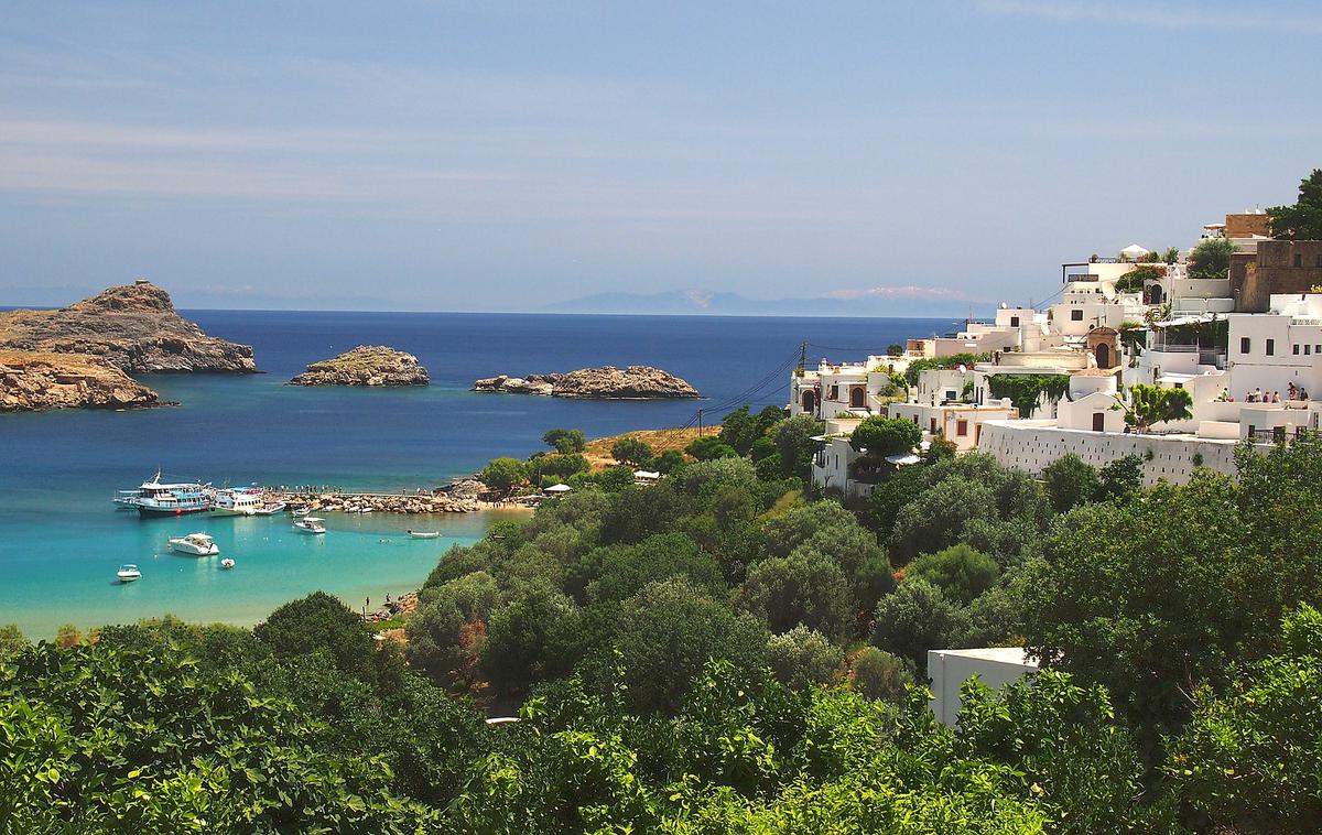 Rodos Grčija | Vsem, ki želijo odpotovati na Rodos, še posebej na jugovzhodni del otoka, v trenutnih razmerah to močno odsvetujejo. Vsem tistim, ki so na Rodos pripotovali prek turistične agencije, pa svetujejo tudi, da ohranjajo stik z organizatorjem potovanja. | Foto Pixabay