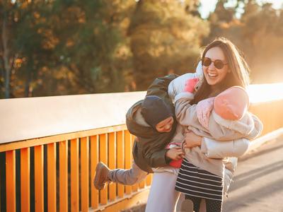 Povprečna starost matere ob rojstvu prvega otroka v Sloveniji okoli 31 let