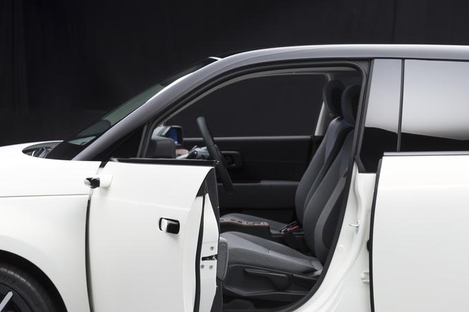 Poleg kamer na vratih ima Hondin avtomobil (za zdaj) tudi kljuke vrat, ki pred uporabo izskočijo. | Foto: Honda