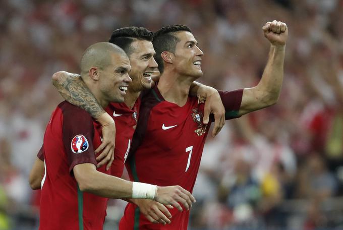 Veselje kapetana Portugalske in njegovih soigralcev po zmagi nad Poljsko. | Foto: Reuters