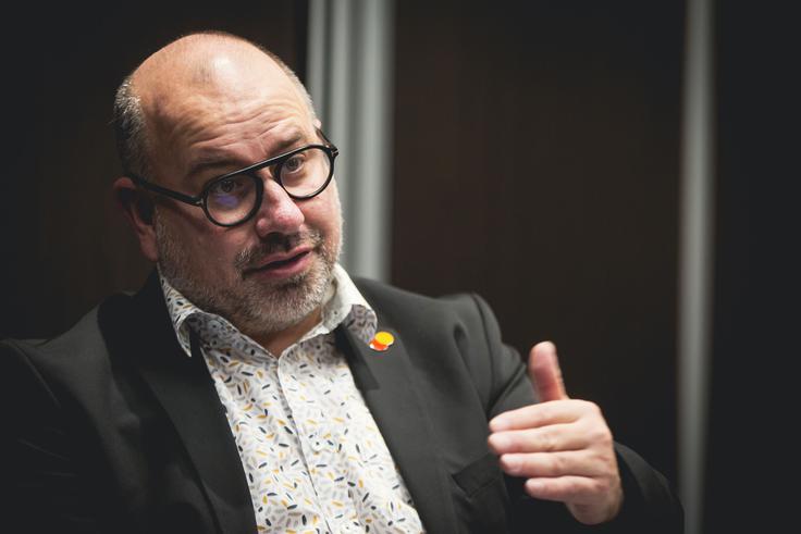 "Vsako transakcijo torej primerjamo s seznamom potencialnih znakov, da gre za prevaro. Tako za vsako transakcijo izračunamo verjetnost, ali gre dejansko za prevaro. Gre pa za zelo kompleksen sistem, ki je tudi prilagojen posamezni državi," pristop Mastercarda do digitalne zaščite razloži Rigo Van den Broeck. | Foto: Bojan Puhek