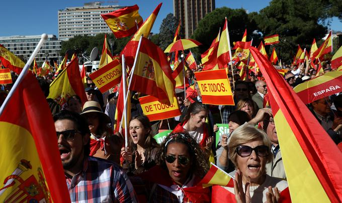 Več tisoč ljudi na protestih v Madridu. | Foto: Reuters
