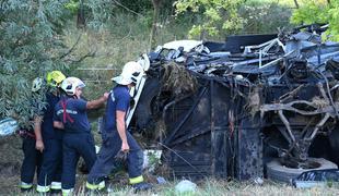 Huda avtobusna nesreča na Madžarskem: osem mrtvih, več kot 40 ranjenih