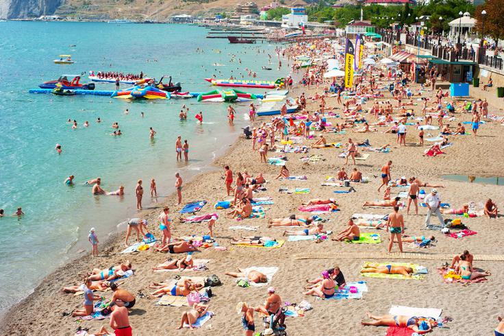 Krim je priljubljena turistična destinacija za ruske turiste. Energetska kriza, prometne težave in ukrajinski napadi na polotok pa so letos povzročile ogromen upad obiskov. | Foto: Guliverimage