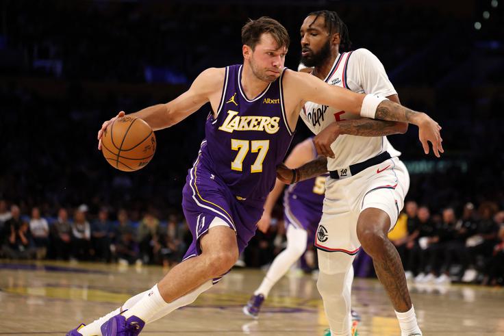 Luko Dončića je pogosto pokrival njegov nekdanji soigralec Derrick Jones Jr. | Foto: Reuters