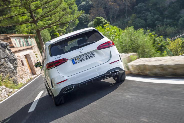 Mercedes B Novi razred B je močno podoben razredu A, le da je manj kupejevsko oblikovan. Namenjen bo torej kupcem mercedesov, ki bodo v ospredje postavili nekoliko večjo uporabnost. | Foto: Mercedes-Benz