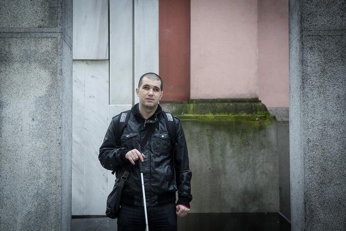 Boštjan Vogrinčič poudarja, da bi morala biti v širši družbi večja ozaveščenost o problematiki slepih in slabovidnih. | Foto: Ana Kovač