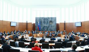 Državni zbor potrdil peti protikoronski zakon
