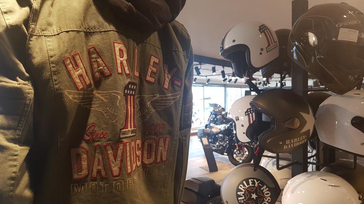 Pri Harley-Davidsonu so nepogrešljiv spremljevalni del motocikla tudi oblačila in dodatki. | Foto: Gregor Pavšič