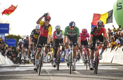 Belgijcu sprint v klanec, Roglič v glavnini, Vingegaardove težave s kolesom