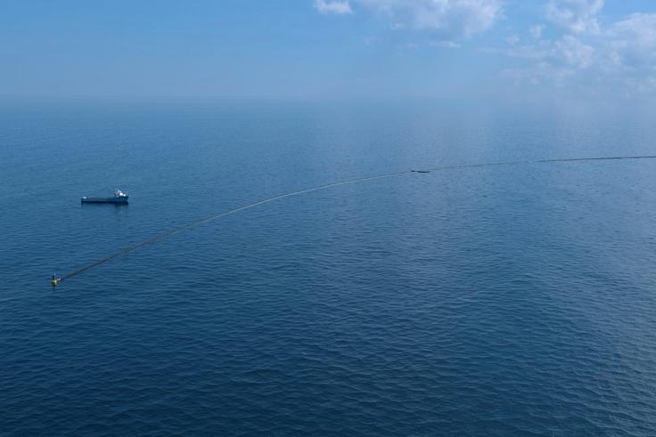 Glavna dela pacifiškega čistilnega sistema organizacije The Ocean Cleanup sta plovna komponenta, od 600 metrov do prek dveh kilometrov dolga cev z velikim premerom, ki s seboj vleče površinske plastične smeti in skrbi za to, da se ves sistem po oceanu premika s pomočjo vetra in valovanja, in trimetrska stena, pritrjena na dno cevi, ki lovi kose plastike, skrite tik pod morsko gladino. Sistem je bil zasnovan tako, da naj bi se premikal hitreje od plastičnih smeti, ki jih sem ter tja po oceanu nosijo skoraj izključno morski tokovi, in jih s tem zbiral na enem mestu. To se je na začetku izjalovilo, saj je čistilni sistem plul prepočasi, zaradi česar so mu smeti uhajale. Najnovejšo in tudi najbolj učinkovito različico zajetja zdaj vlečeta dve plovili.   | Foto: The Ocean Cleanup