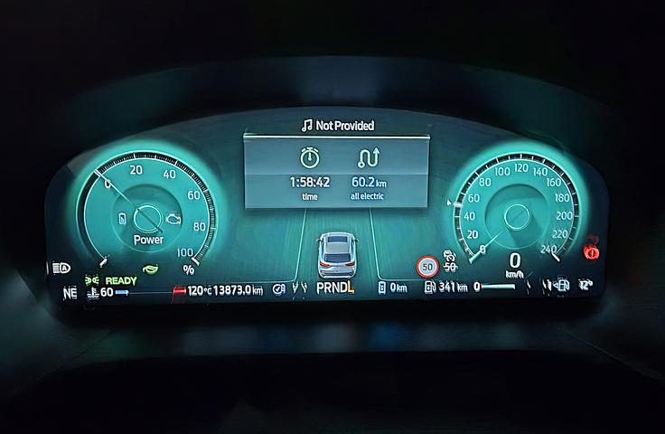 Kuga je v slabih dveh urah vožnje prevozila 60,2 kilometra zgolj na elektriko, v tem času se bencinski motor ni vklopil niti za trenutek.
 | Foto: Aleš Črnivec